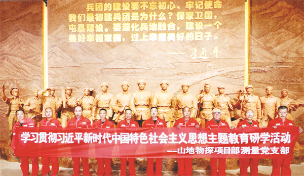 8-2 2 图为纪念馆前合影.jpg