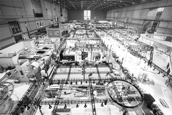 3-2 2 1 工作人员在国家会展.jpg