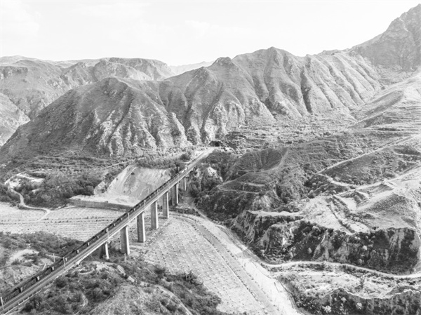 3-4 4 穿梭于崇山峻岭间的.jpg