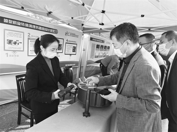 2-3 5 图为该矿谢翠红劳模.jpg