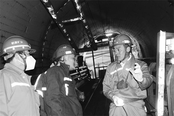 1699276046733726.jpg 7-1 1 1党员们来到现场为职工解思想疙瘩.jpg