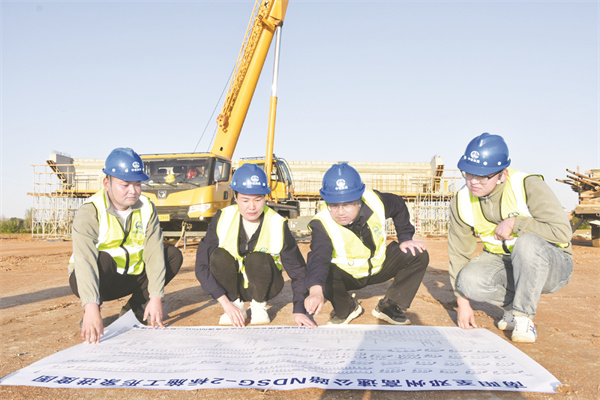 5-4 7（图片新闻）查看施工进度.jpg