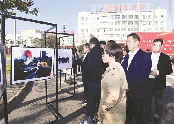 8-3 5 摄影展开幕.jpg