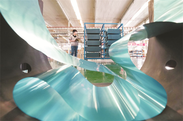 1-1 1,工人在河北省晋州市.jpg