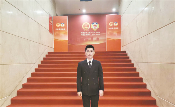 1-2 3 青年企业家王若飞.jpg