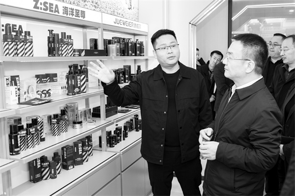 1699958781873423.jpg 2-2 3 图为郑州市二七区委.jpg