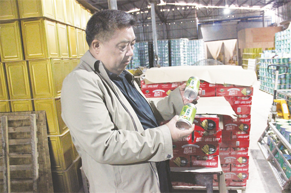 4-1 1 彭正兴查看新研制.jpg