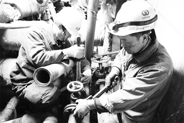 1700479967293404.jpg 2-1 1,李德功(右)和工友在.jpg