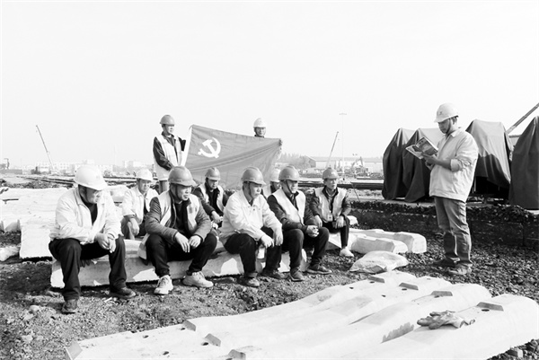 2-2 2，施工现场“微党课.jpg