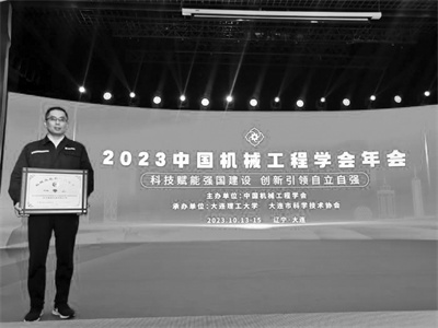 1700988981484472.jpg 2-2 1 2 徐工重型技能大师李.jpg