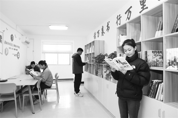 7-2 5（图片新闻说明）职工书屋成为打卡地.jpg