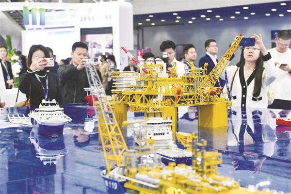 1-2 2，观众在现场观看中国海.jpg