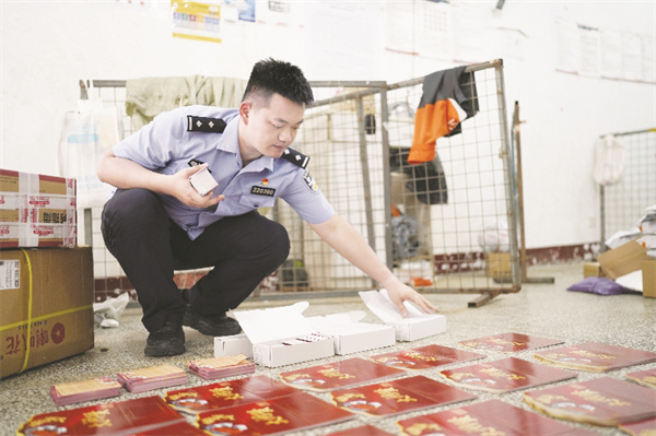 1701168405313431.jpg 4-4 4 从天而降的“礼品卡.jpg