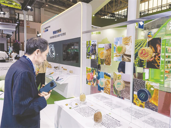 4-1 1 图为链博会上，参展.jpg