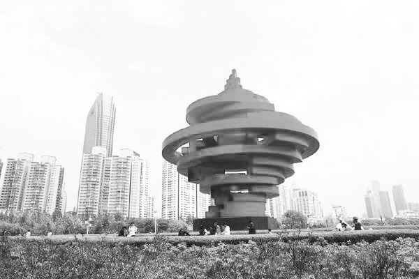 3-3 青岛五月的风”雕塑前.jpg