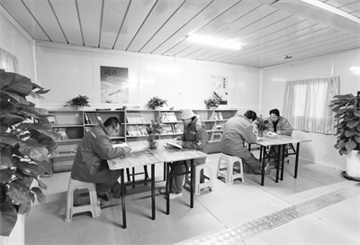 2-2 1 2 沙漠里的读书屋.jpg