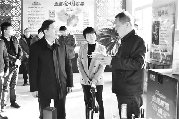 2-1 2 图为新郑市委书记马宏.jpg