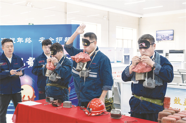 5-5 6鲍店煤矿举办自救器佩戴挑战赛.jpg