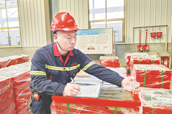 5-3 4博选公司质检员正检验筛板。.jpg