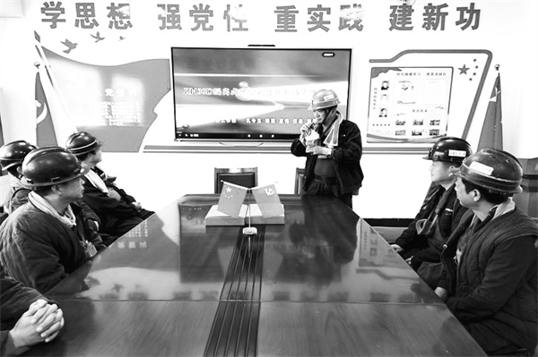 2-2 5 1 班前自救器培训.jpg