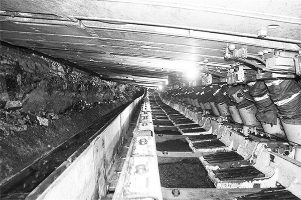 6-1 1新矿集团远程控制采煤机.jpg