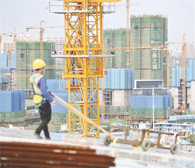 1702114992463010.jpg 1-2 1 2 资料图:一在建楼盘工地工人正.jpg