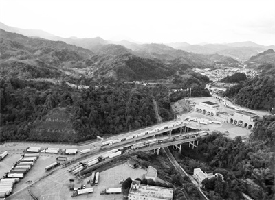 3-1 1（配畅通）繁忙的广西凭.jpg