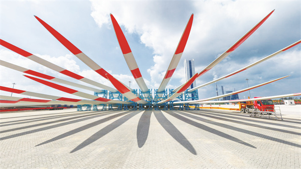 1702466933106287.jpg 1-1 1 1一批风电叶片在江苏.jpg