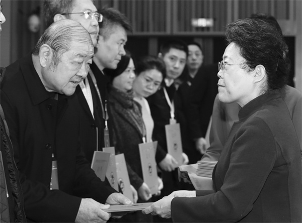 6-1 1中企联顾问梁彦(右）为黑.jpg