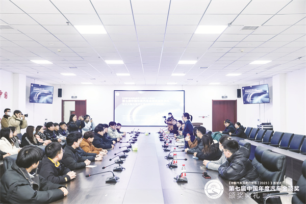 5-7 图7为车企代表与学生面对面交流.jpg