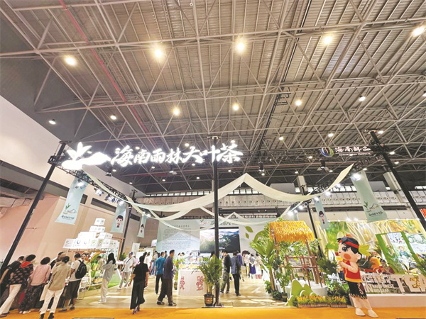 4-4 3 12月15日，观众在海南.jpg