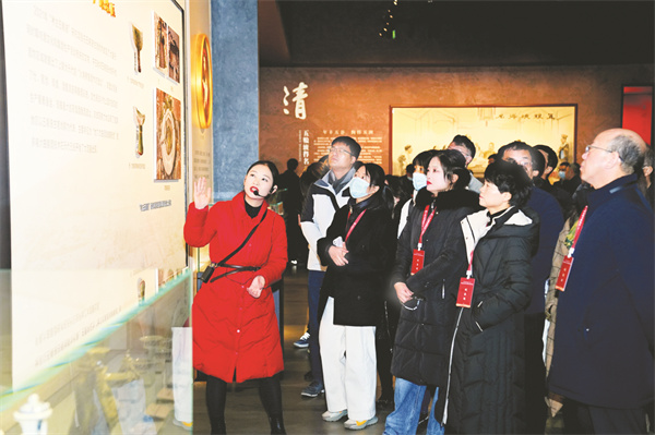 4-15 15、与会领导、嘉宾参观五粮液产业园区.jpg