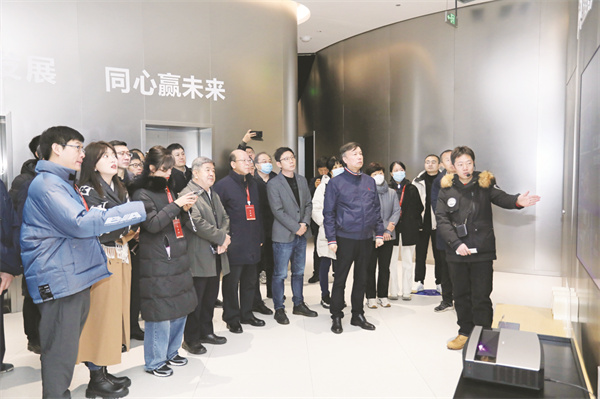 4-16 16、与会领导、嘉宾参观极米科技产业园.jpg