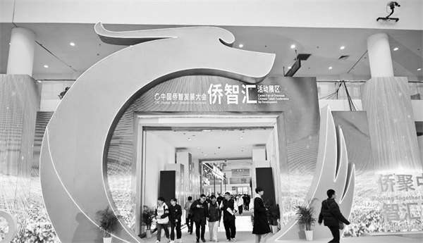 3-1 2 12月20日，参观者走出.jpg