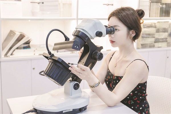 1703499151255787.jpg 8-2 3(合同稿配图)工作中的常依.jpg