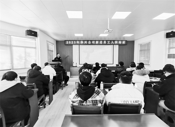 7-2 7图为该公司新进员工入职培训现场.jpg