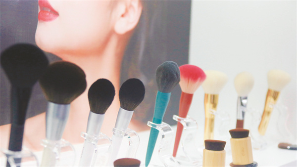 1704459057308603.jpg 4-3 图3鹿邑县生产的化妆刷在市场上走俏。.jpg