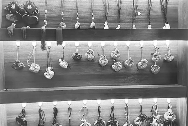 3-1 图1琳琅满目的沉香香囊产品。.jpg