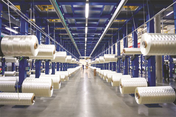 1704888697554739.jpg 1-2 1 2 工人在吉林化纤集.jpg