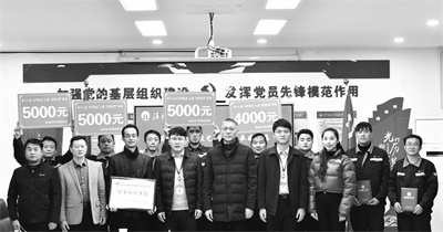 2-1 2 图为“送奖到基层”活动现场.jpg