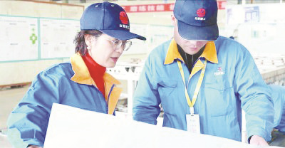 7-1 图1彭军（左）和企业员.jpg