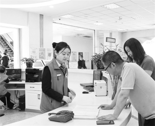 1705150177386447.jpg 3-2 3 图为市民在兰州市政务.jpg