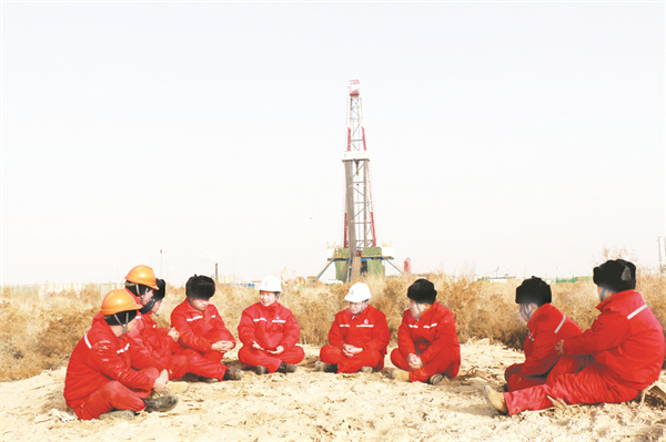 8-2 2、党课送到井场上.jpg