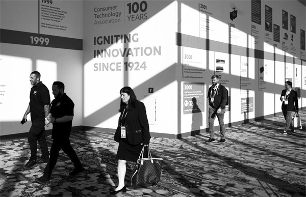 3-2 2，1月11日，人们在美国.jpg