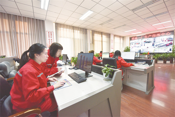 5-3 7图片新闻 河南油田采.jpg