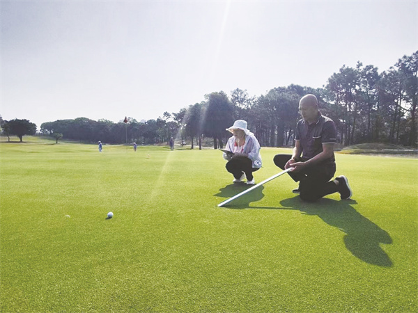 5-2 3 叶穗华先生在高尔夫球.jpg