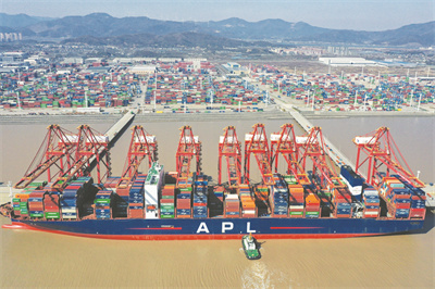 1-1 1 1 货轮停靠在浙江宁波舟.jpg