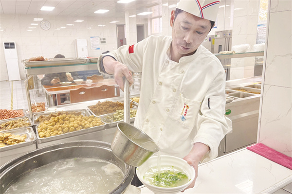 8-1 1 1 兴安餐厅给职工准备了热乎乎的羊肉汤.jpg