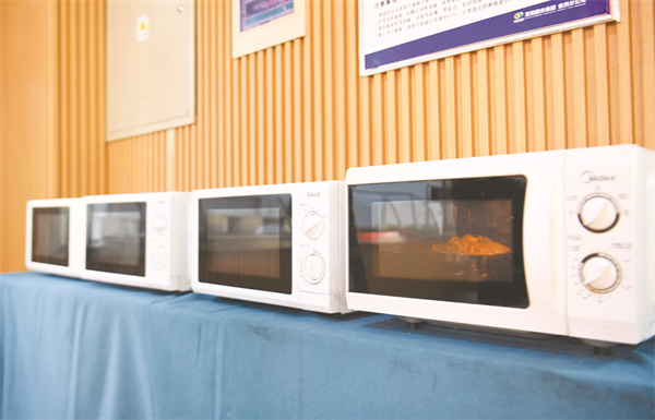 1706787550596362.jpg 8-2 1 2 该公司食堂配备电磁炉为职工就餐服务.jpg