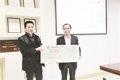 5-3 2020年，万弋林(左)在某数码打印论坛现场.jpg